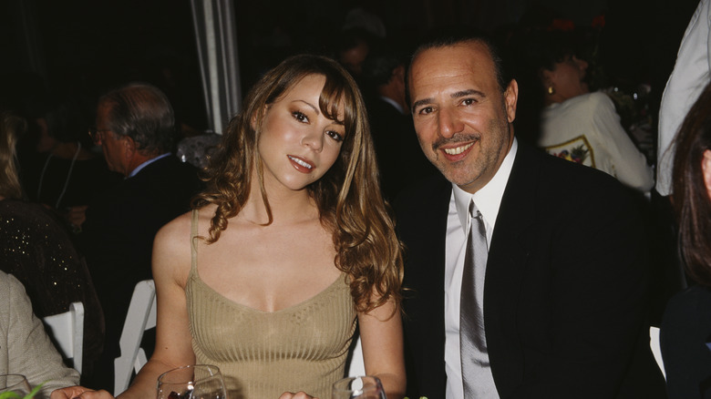 Mariah Carey et Tommy Mottola souriant ensemble