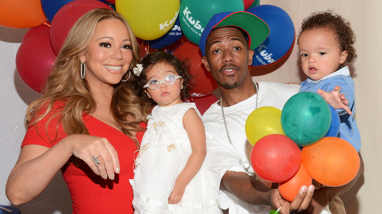 Mariah Carey, Nick Cannon et leurs enfants posant ensemble devant des ballons colorés