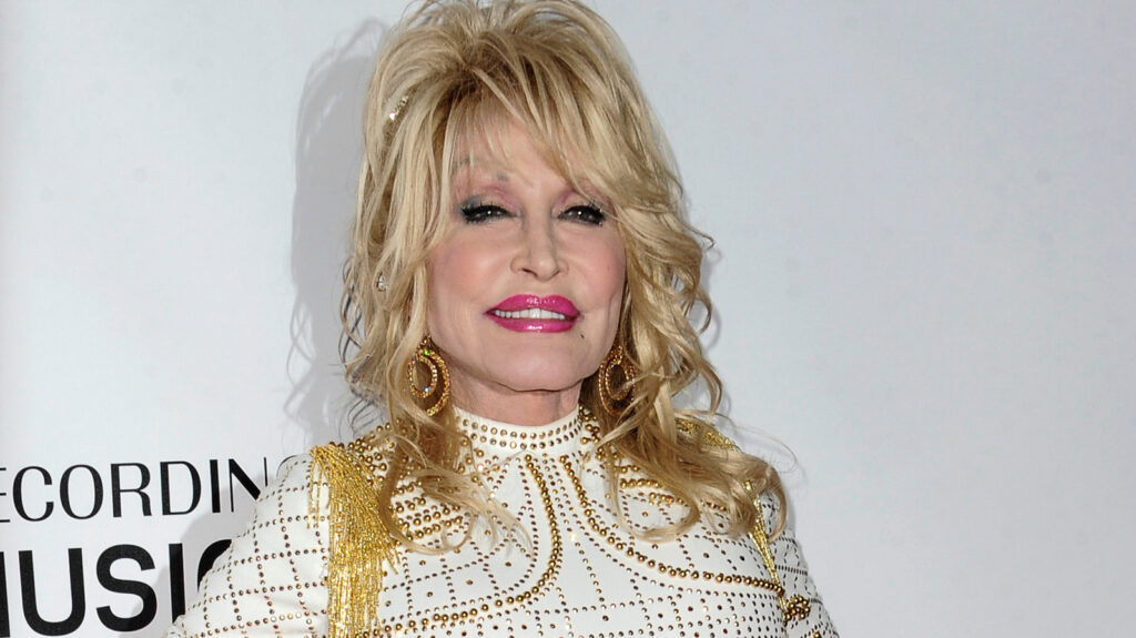 À quoi ressemblent les vrais cheveux de Dolly Parton