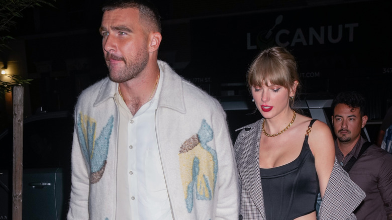 Travis Kelce et Taylor Swift marchant