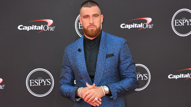 Travis Kelce posant