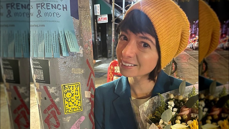 Kate Micucci porte un bonnet jaune