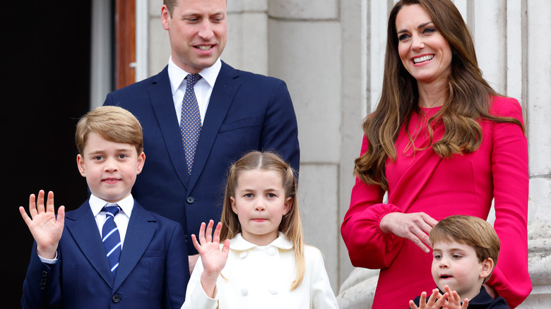 Le prince William et Kate Middleton avec des enfants