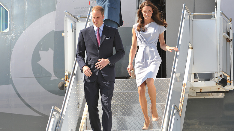 Le prince William et Kate Middleton débarquent de l'avion