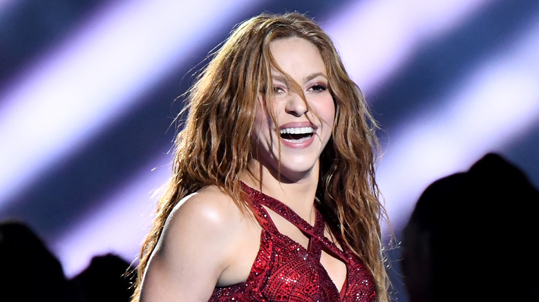 Shakira souriante sur scène