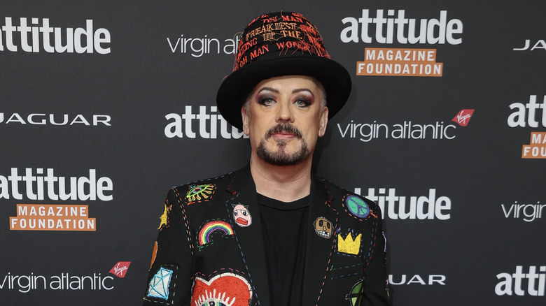 Boy George posant lors d'un événement