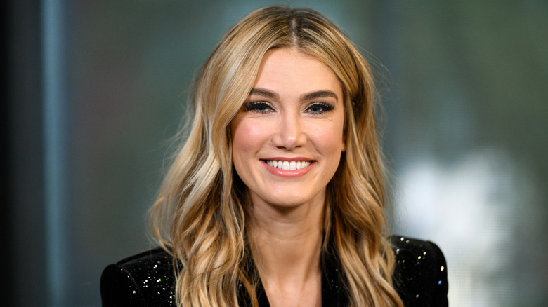 Delta Goodrem souriant