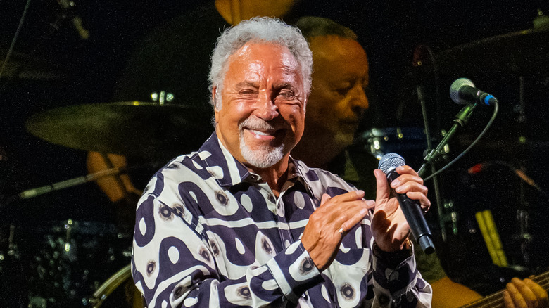 Tom Jones souriant sur scène