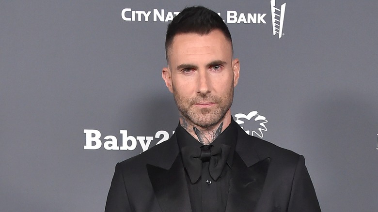 Adam Levine posant lors d'un événement