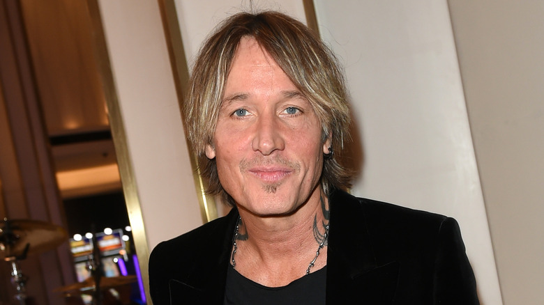 Keith Urban posant lors d'un événement