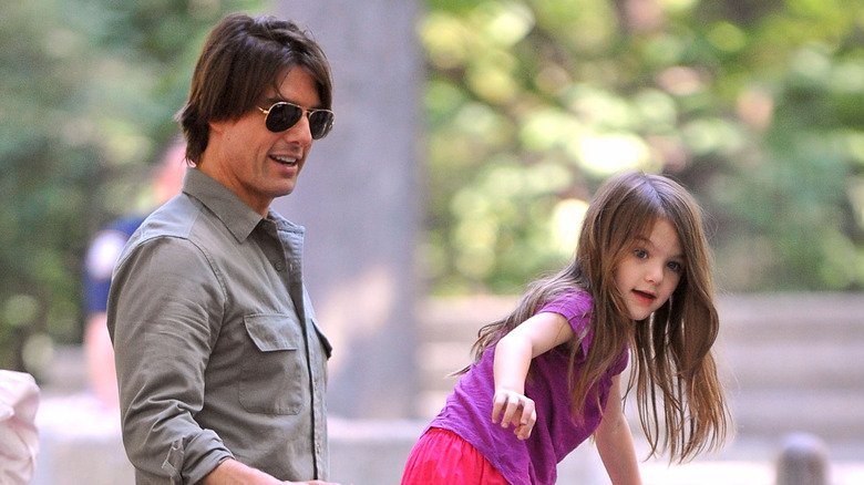 Tom Cruise joue avec les cheveux longs de Suri Cruise