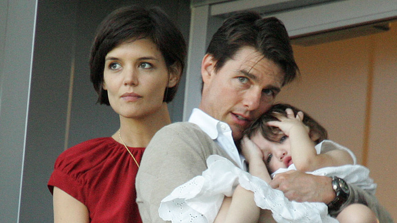 Katie Holmes cheveux courts, Tom Cruise berce Suri Cruise