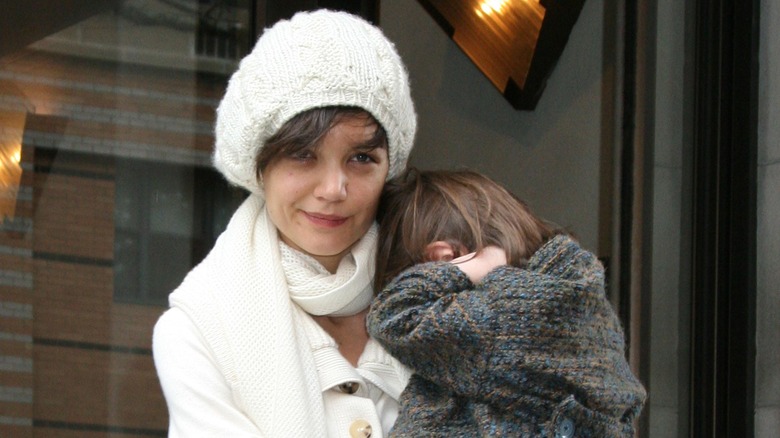 Béret Katie Holmes, portant Suri Cruise