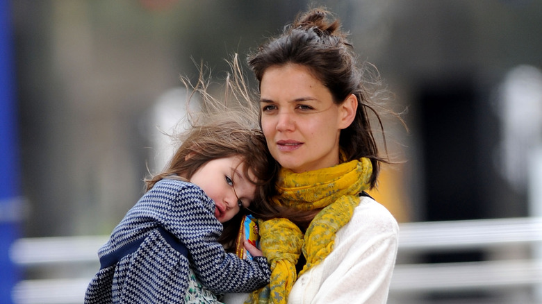 Katie Holmes porte sa fille Suri Cruise