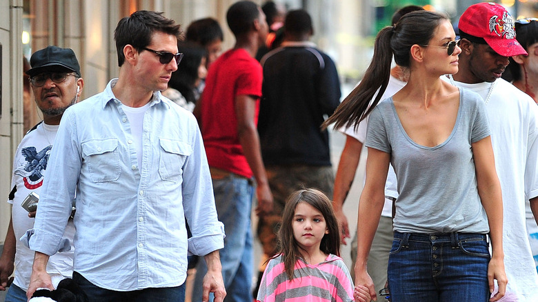 Tom Cruise et sa fille Suri Cruise tiennent la main de Katie Holmes