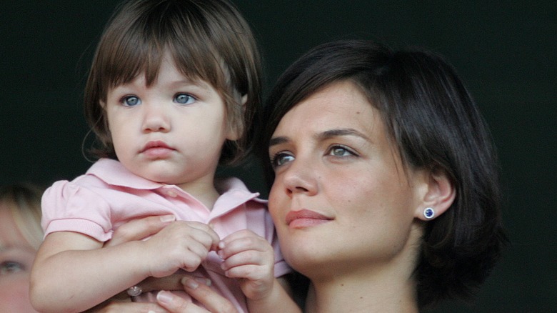 Suri Holmes yeux bleus, Katie Holmes cheveux courts