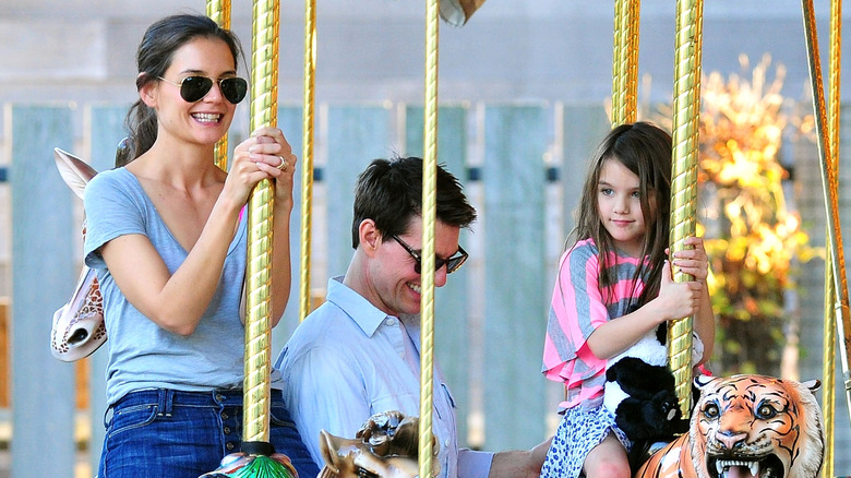 Katie Holmes rit sur un carrousel avec Tom Cruise et Suri Cruise