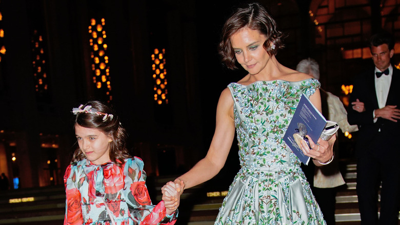 Bandeau Suri Cruise, robe à fleurs Katie Holmes