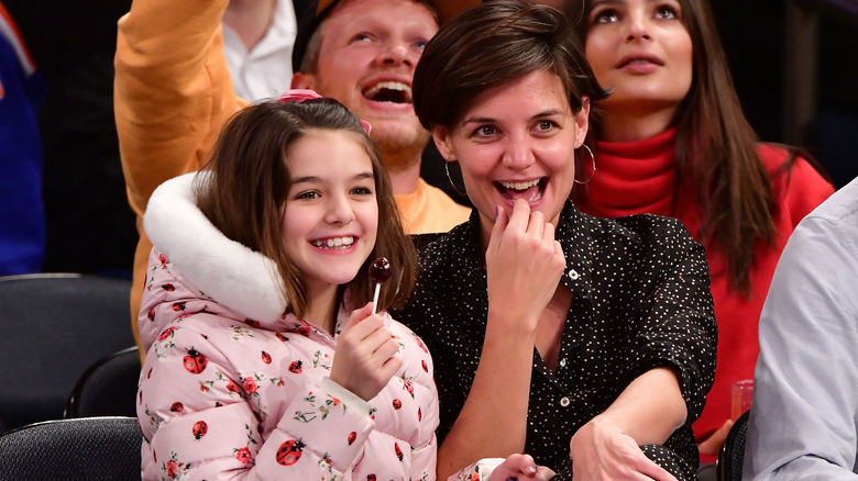 Bonbons Suri Cruise, Katie Holmes cheveux courts, Emily Ratajkowski