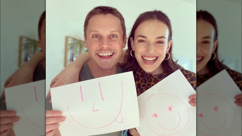 Elizabeth Henstridge et Zachary Abel souriant ensemble