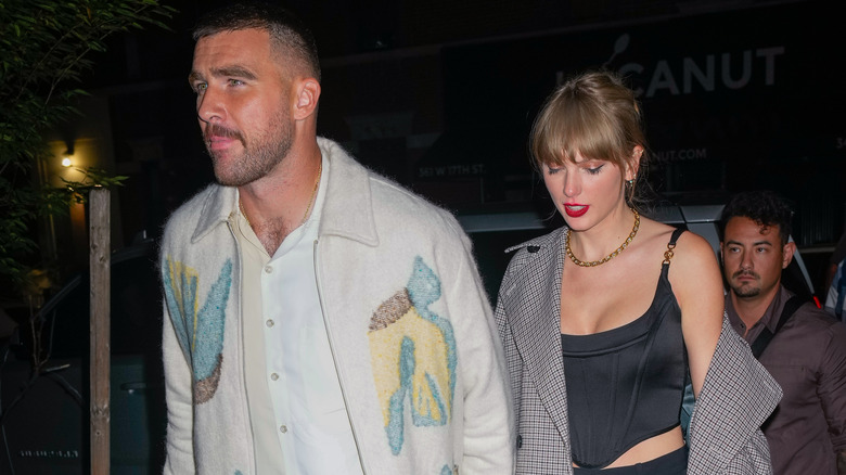 Travis Kelce et Taylor Swift marchant