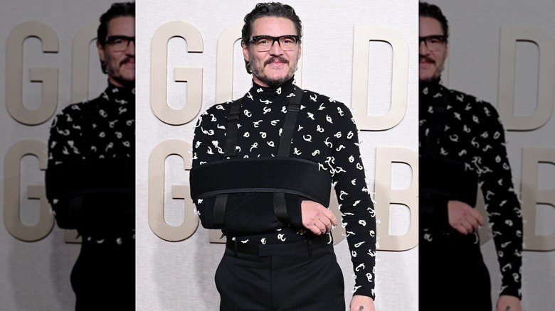 Pedro Pascal en écharpe aux Golden Globes