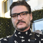 L'écharpe de bras de Pedro Pascal aux Golden Globes 2024 amène tout le monde à se demander la même chose