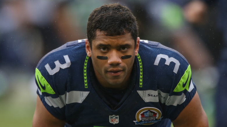 Russell Wilson portant l'uniforme des Seahawks de Seattle