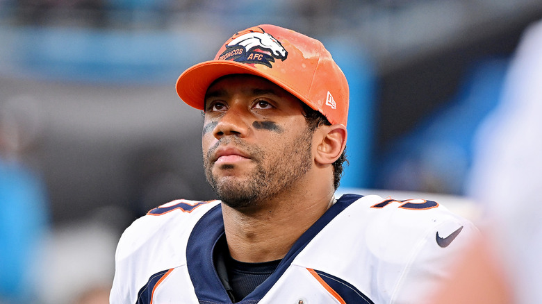 Russell Wilson porte une casquette des Denver Broncos