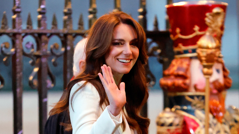 Kate Middleton saluant