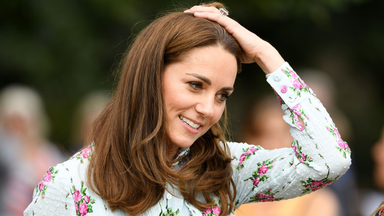 Kate Middleton avec la main sur la tête