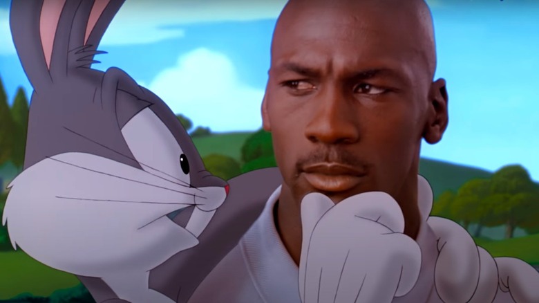 Michael Jordan tenant Bugs Bunny dans Space Jam