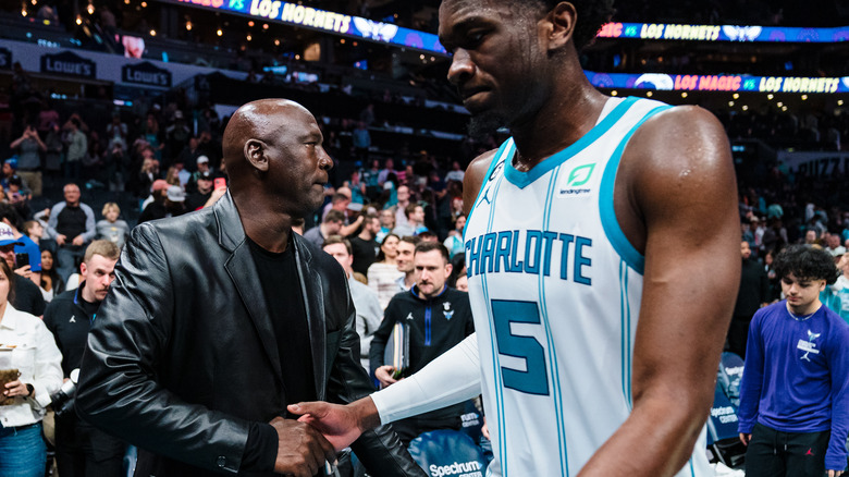 Michael Jordan serrant la main d'un joueur lors du match des Charlotte Hornets