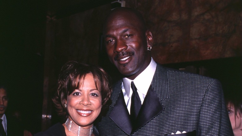 Michael Jordan souriant avec sa femme Juanita