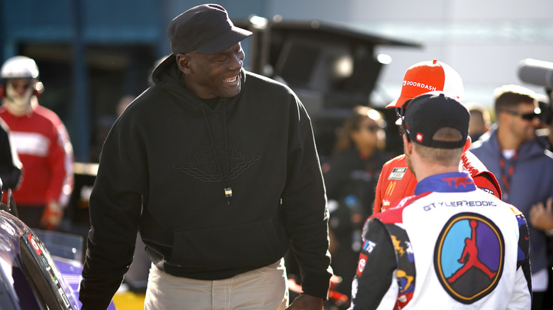 Michael Jordan souriant à la course NASCAR