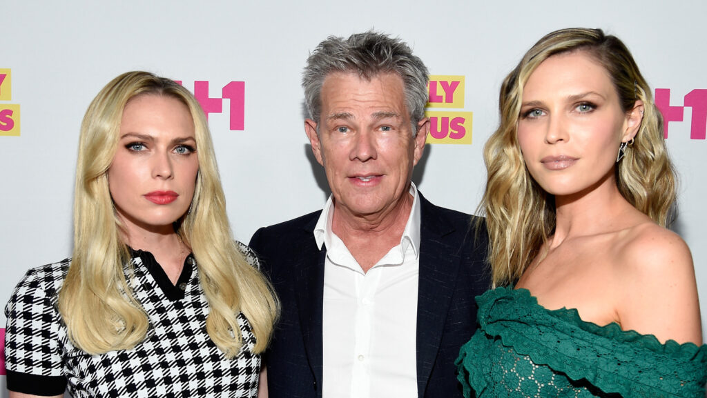 David Foster dit que ses filles adultes se sentent « bien » avec son fils de 2 ans