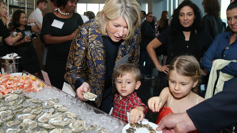 Martha Stewart mange des huîtres avec ses petits-enfants