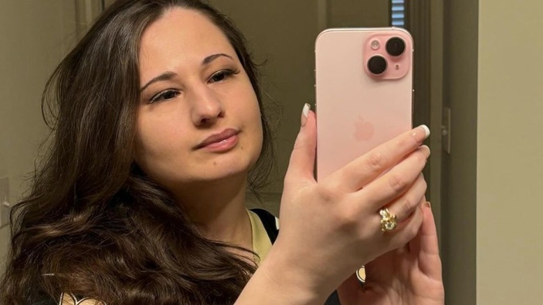 Gypsy Rose Blanchard souriant en selfie