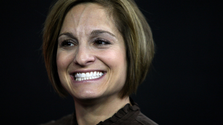 Mary Lou Retton sourit grand