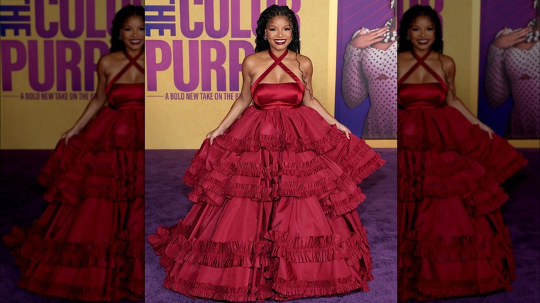 Halle Bailey porte une robe rouge