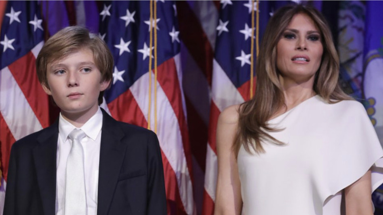 Barron et Melania Trump devant des drapeaux américains