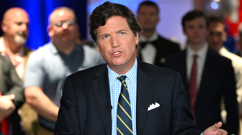 Tucker Carlson à un bureau