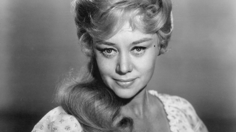 Glynis Johns souriant