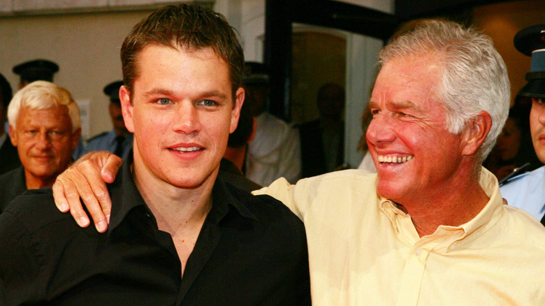 Matt Damon et son père Kent Damon sur un tapis rouge