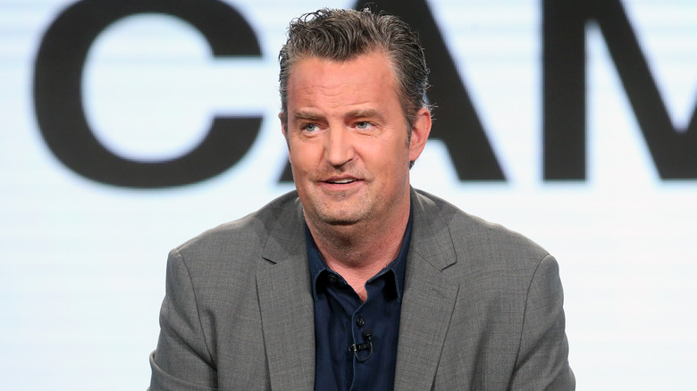 Matthew Perry s'exprimant sur scène