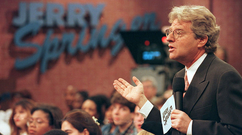 Jerry Springer parlant sur le plateau