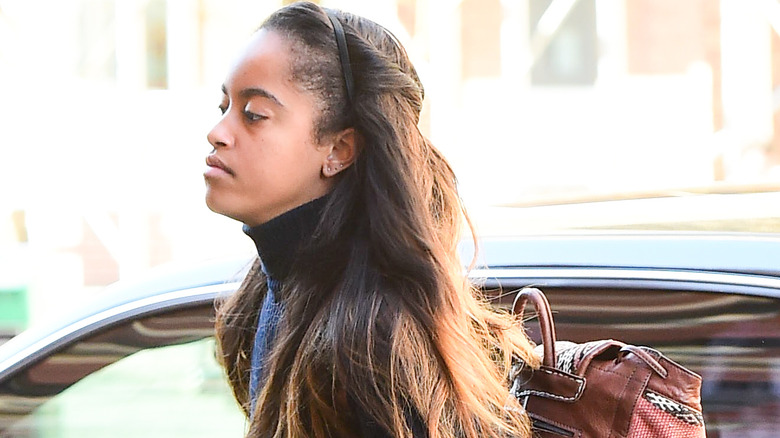 Malia Obama marchant