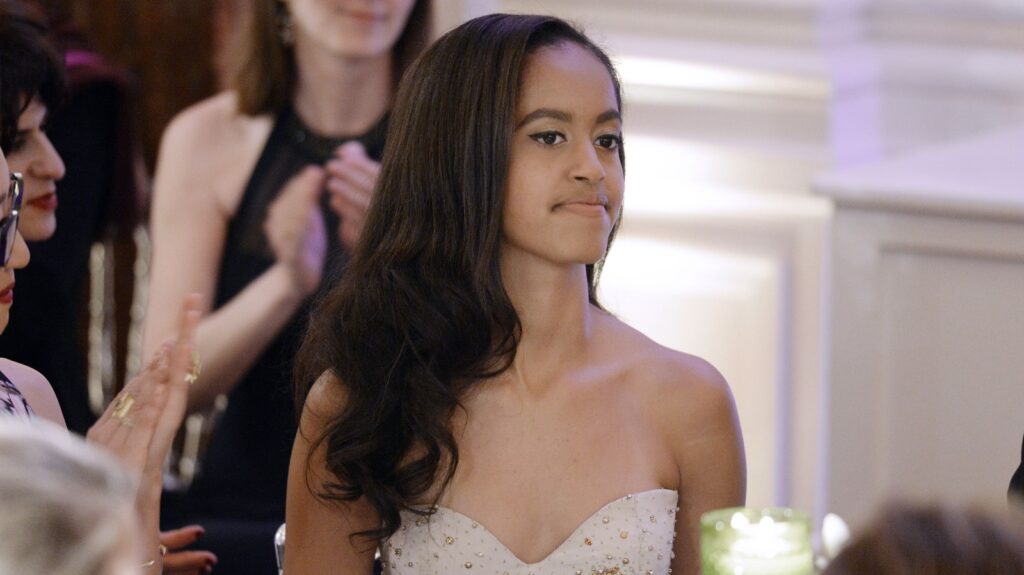 Un regard sur les nombreux changements de coiffure de Malia Obama après la Maison Blanche