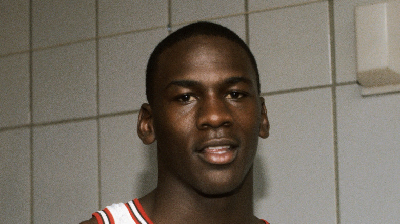 Michael Jordan dans les années 80 dans le vestiaire