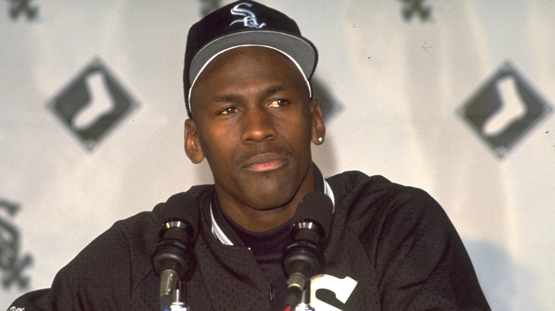 Michael Jordan lors d'une conférence de presse sur le baseball